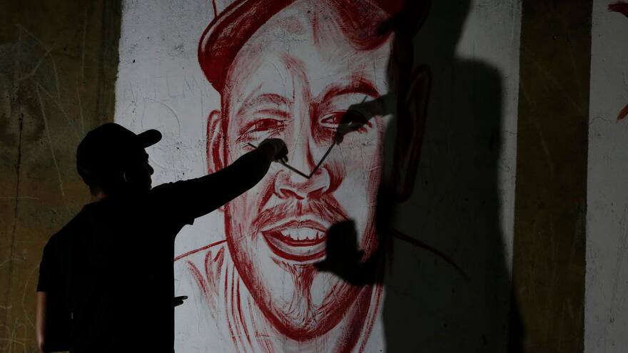 Con sangre humana dibujan mural de Residente en Cali