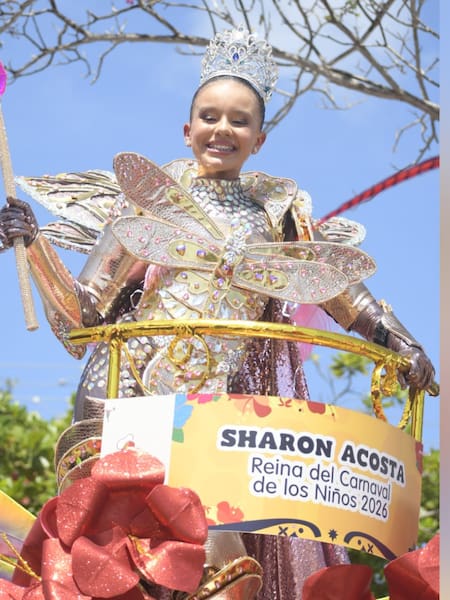 La reina Sharon alzó vuelo como una libélula en el Desfile de los Niños