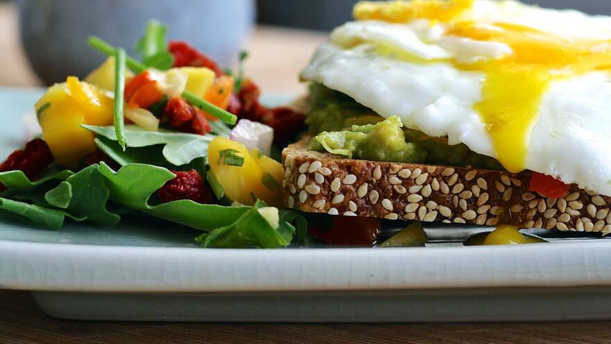 Comer más de un 22% de proteína en dieta diaria aumenta riesgo cardiovascular