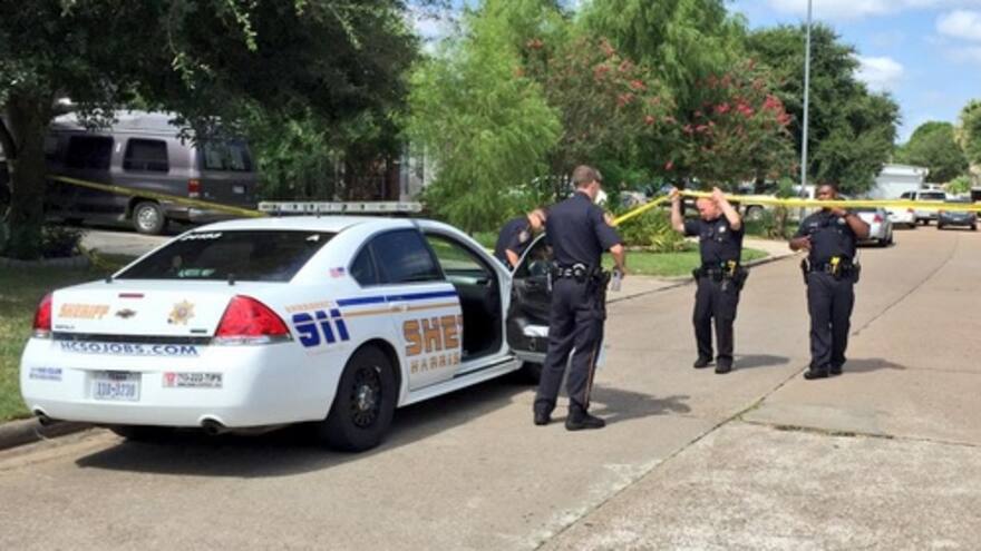 Asesinan a tres adultos y cinco niños en Houston, Texas