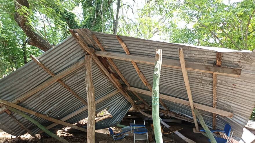 Se desplomó galpón de pollos que era usado como aula de clases