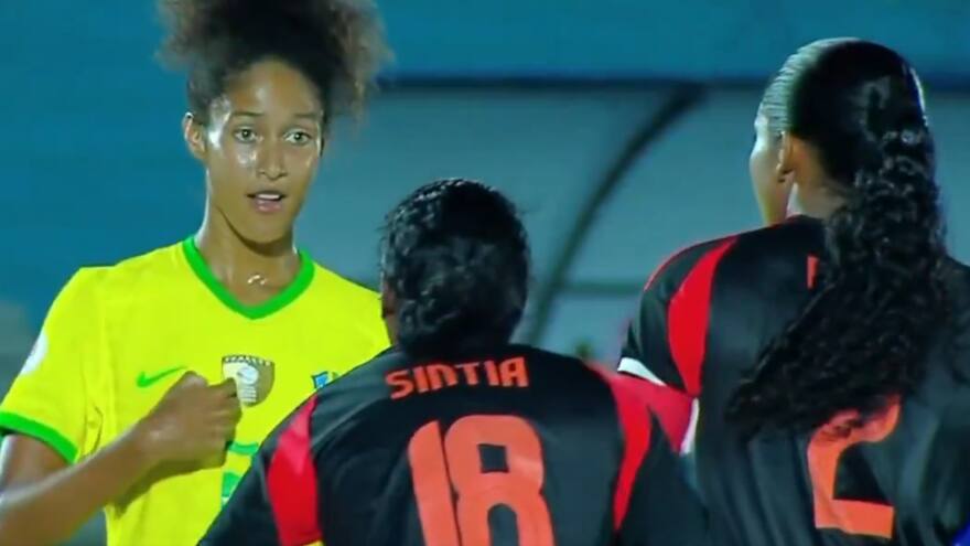 Jugadora de Colombia no se dejó humillar de brasileña en la cancha