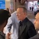 Actor Tom Hanks enfrenta a fanático que tropezó con su esposa