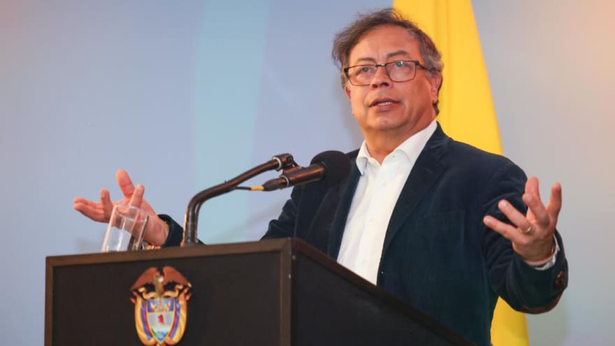 Petro atribuye alza de tarifas de energía a la CREG, las pérdidas y la deuda