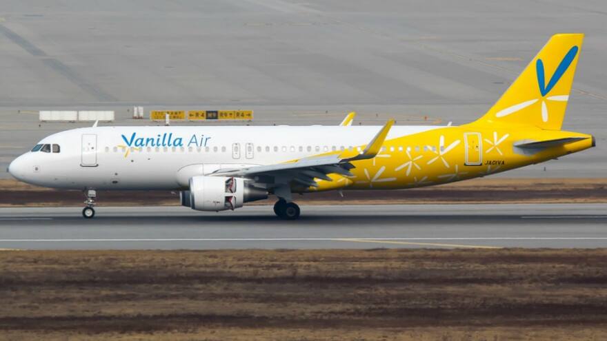 Aerolínea japonesa obliga a pasajero en silla de ruedas a arrastrarse para subir en un avión