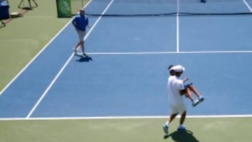 Tenista suspende partido para ayudar a recogebolas que se estaba desmayando