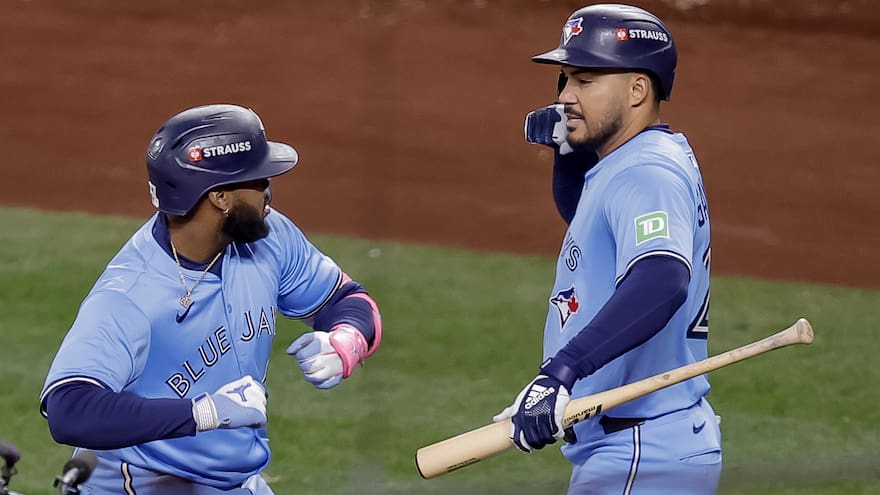 Giménez, Guerrero Jr. y Kirk encabezan el despertar ofensivo de Azulejos ante Marineros