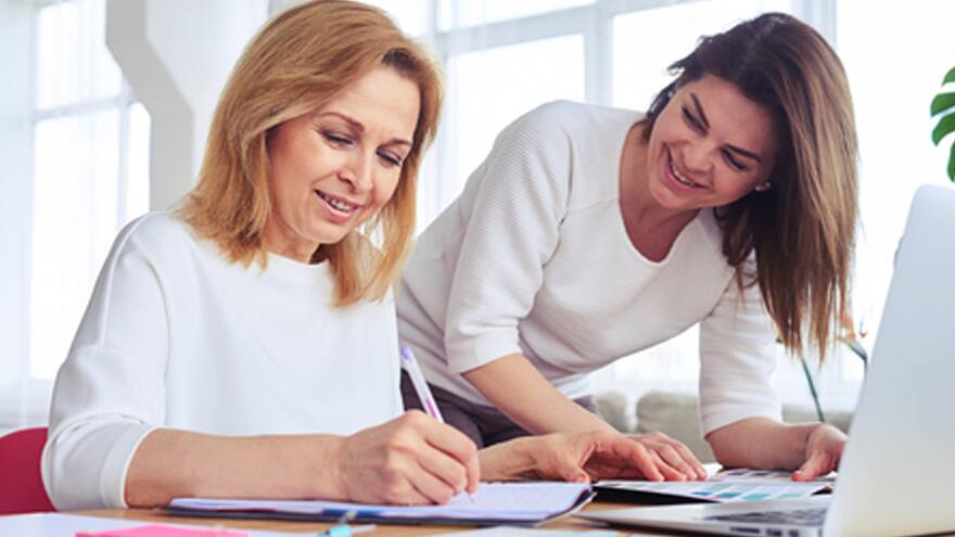 Mujeres en Colombia generan ingresos desde su celular