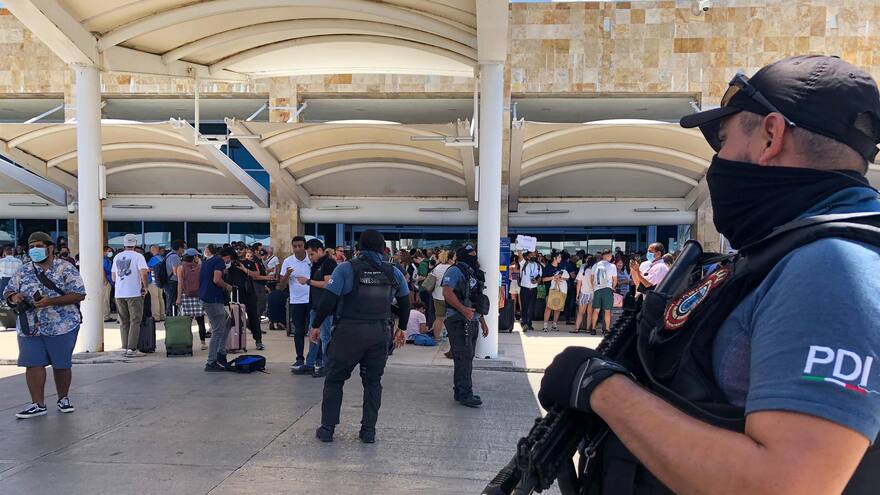 Caos y confusión por presuntas detonaciones en aeropuerto de Cancún