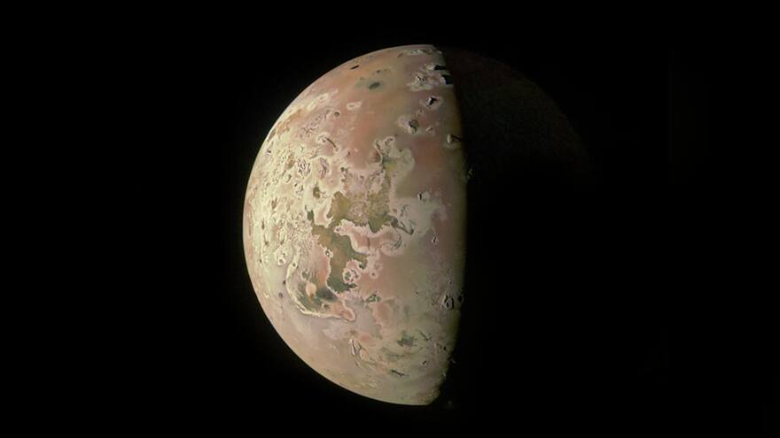 La misión Juno de la NASA logró esta impresionante imagen de la luna con mayor actividad volcánica de Júpiter