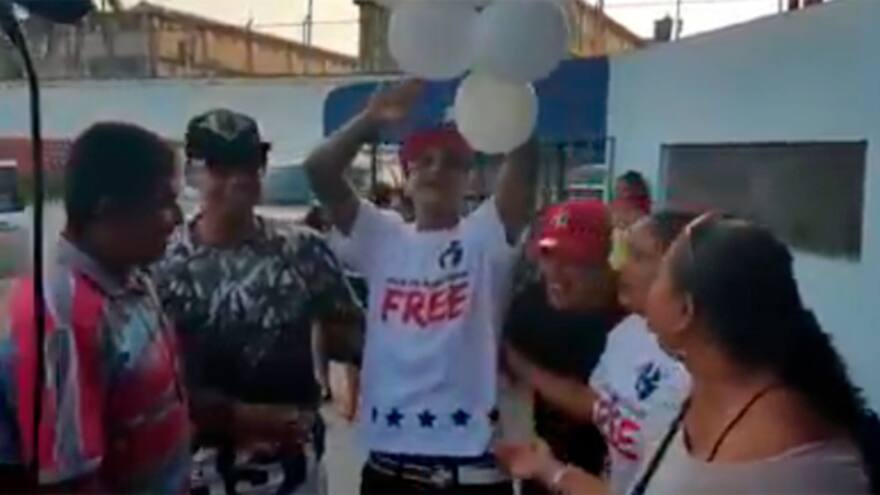 Así salió de la cárcel el rapero Mc Killer luego de que un juez ordenara su libertad