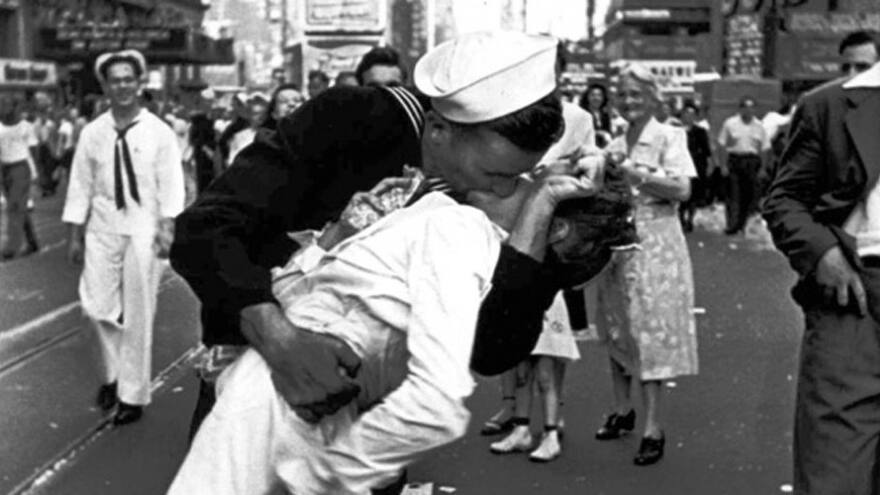 Muere la mujer que protagonizó icónico beso al final de la II Guerra Mundial