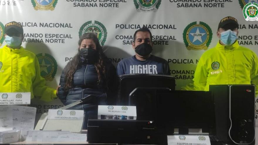 Dos capturados por falsificar carné de vacunación