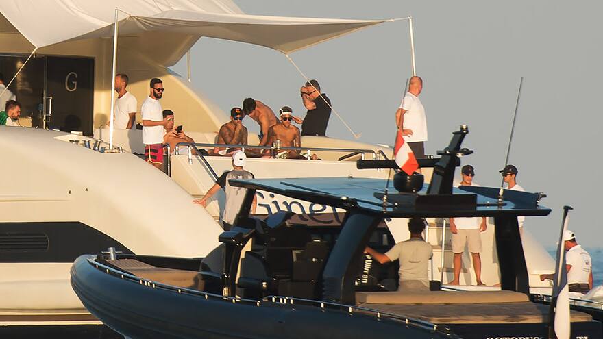 Neymar se relaja en Saint-Tropez