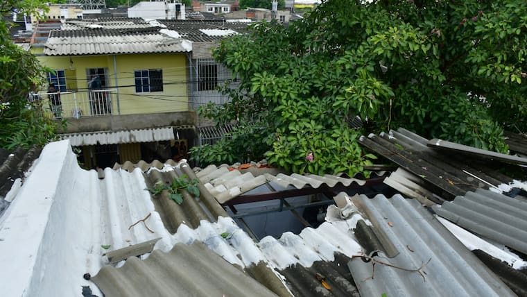 Viviendas destechadas y árboles caídos por fuertes vientos en Nuevo Milenio, Soledad