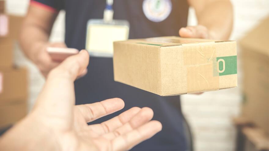 España regulariza a trabajadores de plataformas digitales como Ubereats