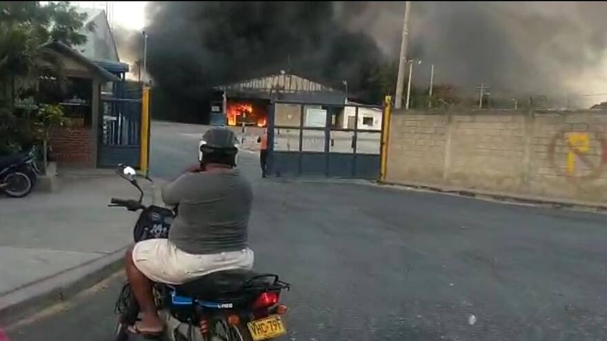 Incendio en bodega en vía alterna al Puerto de Santa Marta