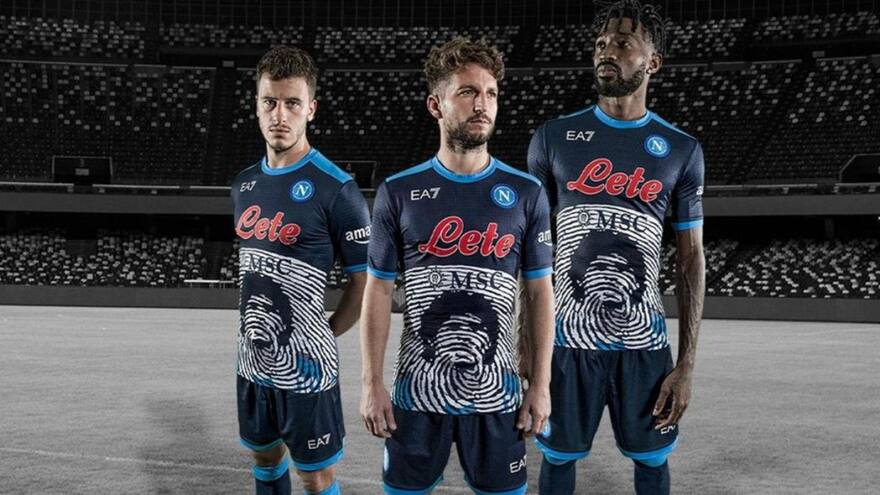 El Nápoles honra a Maradona con una equipación especial firmada Armani