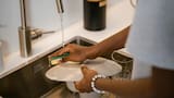 ¿Qué esponja conviene usar en la cocina? Las diferencias entre la clásica, la metálica y la lana de acero