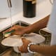 ¿Qué esponja conviene usar en la cocina? Las diferencias entre la clásica, la metálica y la lana de acero