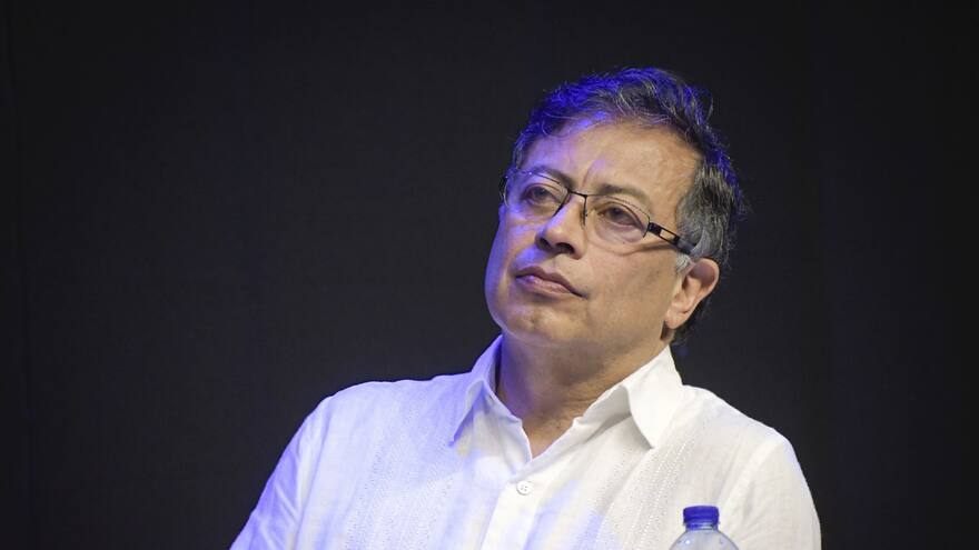 Petro ordena aplicar 'ley de oro' para recuperar zonas de grupos armados