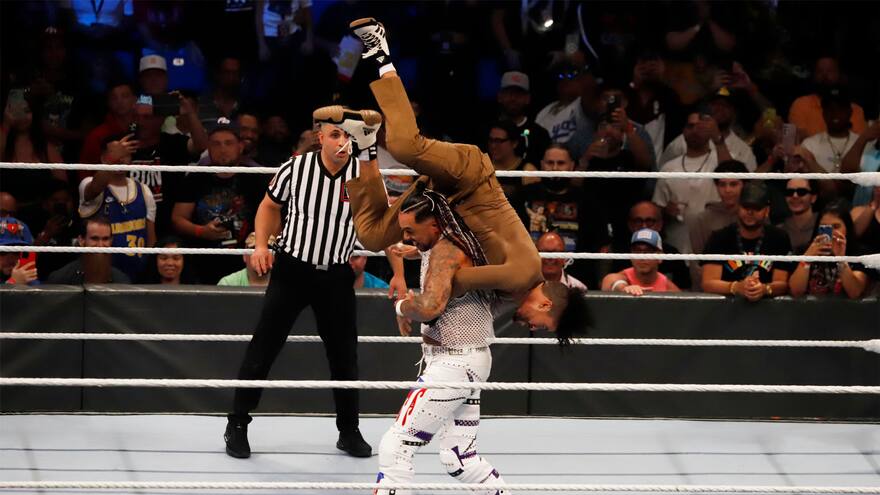 Pelea de Bad Bunny y Damian Priest en la WWE