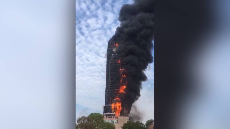 Video: Torre de más de 200 metros de altura se incendió en China