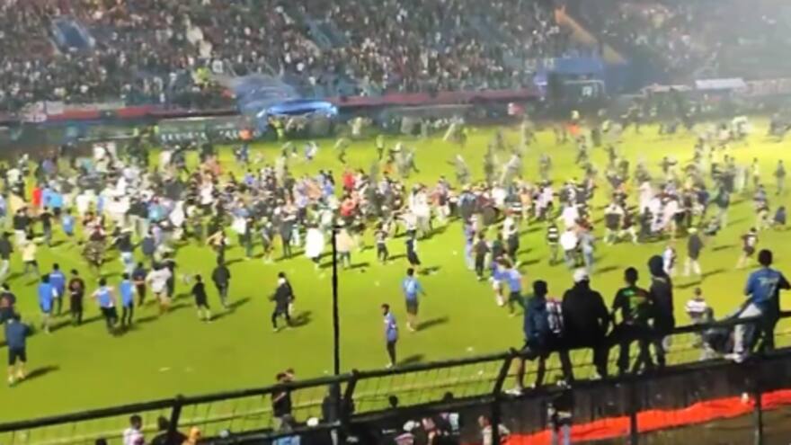Indonesia estadio de futbol: batalla campal entre hinchas deja al menos 127 muertos y 180 heridos en estadio Kanjuruhan en Malang