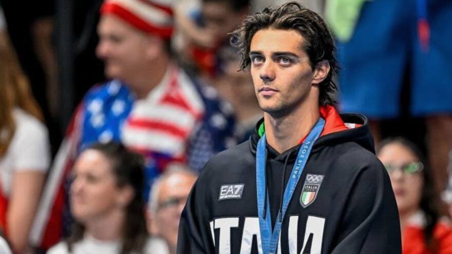 Video viral: El nadador Thomas Ceccon prefirió dormir en un parque porque las camas son incómodas