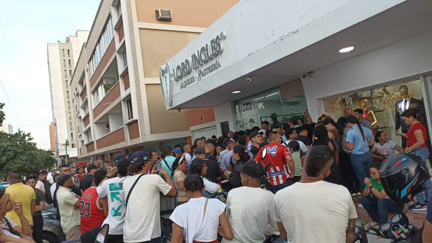 Molestia por largas filas para reclamar togas en Barranquilla