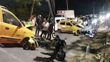 Fuerte choque entre motocicleta y taxi en Puerta Dorada deja dos heridos: una mujer sufrió trauma craneoencefálico