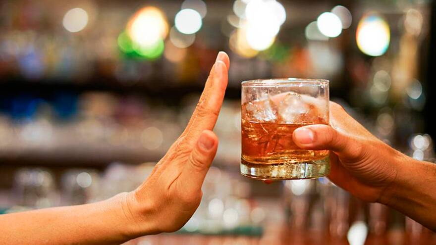 ¿Se puede tomar alcohol después de vacunarse contra la covid? Minsalud aclara