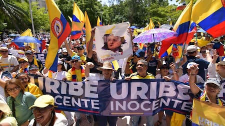 Barranquilleros se reunieron de manera masiva en el parque Washington en apoyo al expresidente Uribe