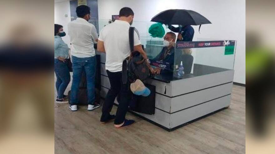 Por goteras en el Cortissoz, funcionarios de Migración trabajan con paraguas