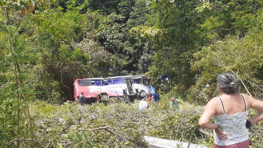 2 muertos y 15 heridos tras caída de un bus a un abismo en vía Ibagué-Bogotá
