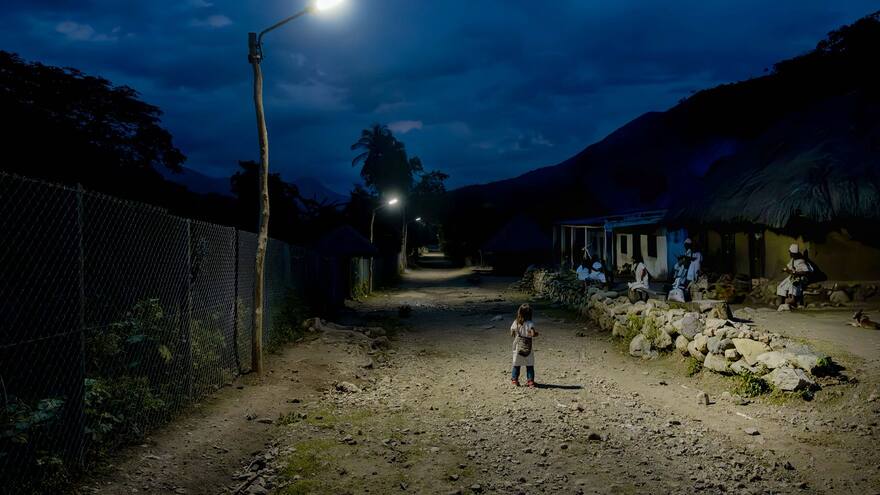 Por primera vez en Sabana de Crespo, un asentamiento indígena cuenta con alumbrado público