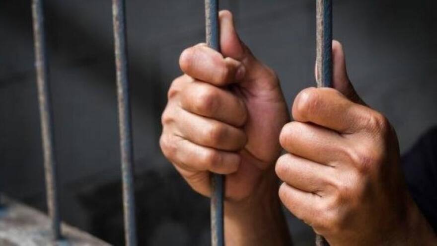 Arrestan a mujer por castigar a su hijo con una correa en Florida