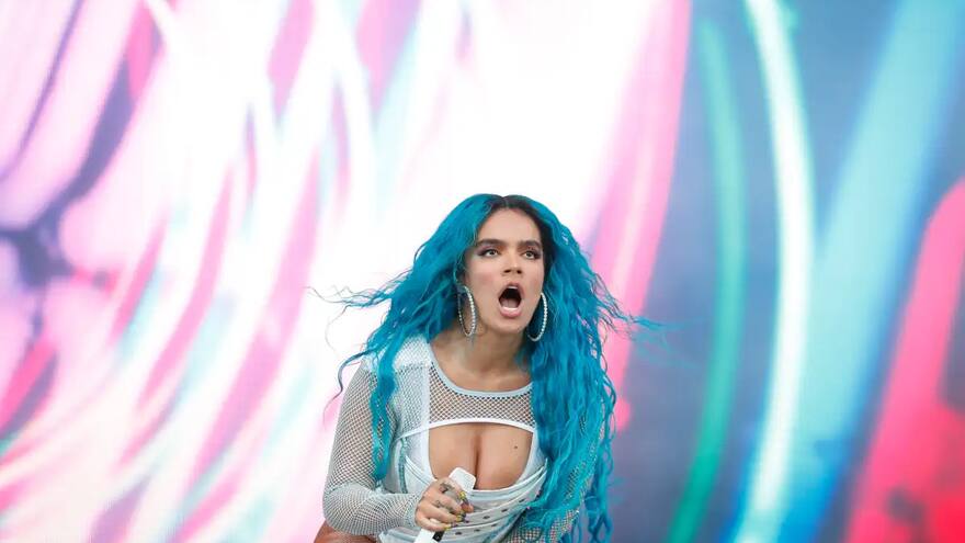 Lanzan gases lacrimógenos que interrumpen concierto de Karol G en Ecuador