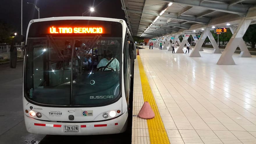 Usuarios de Transmetro satisfechos con operación en primer día de horario extendido