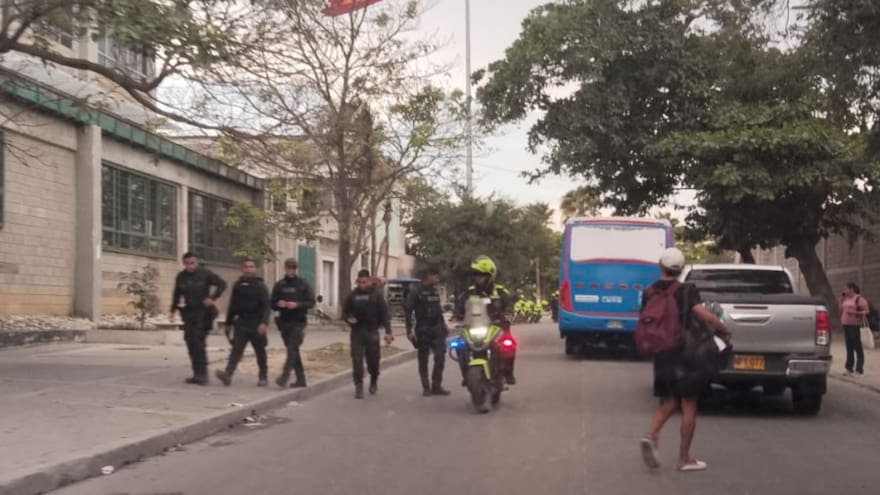 Registran enfrentamiento a tiros entre policías y presuntos delincuentes en la calle 17
