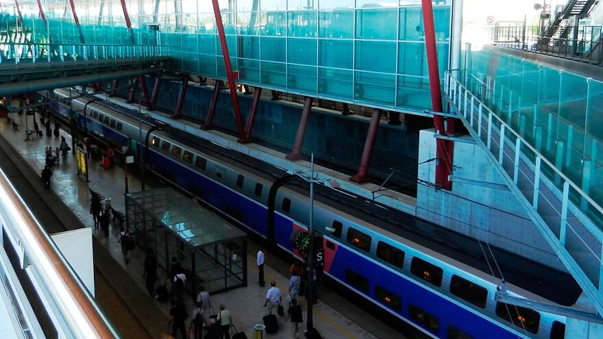 Actor ensayaba en el baño del tren en Francia y lo toman por terrorista