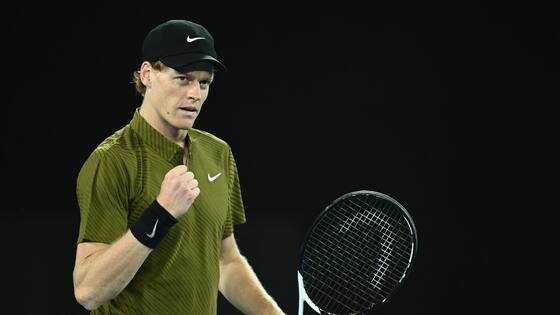 Jannik Sinner sufre más de la cuenta, pero avanza a octavos en el Abierto de Australia