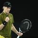 Jannik Sinner sufre más de la cuenta, pero avanza a octavos en el Abierto de Australia