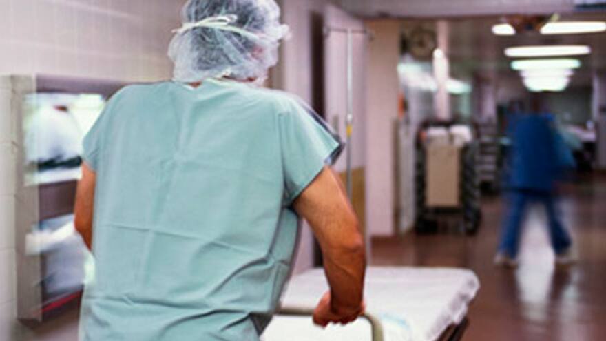 Camillero mataba pacientes graves en Italia para recibir comisión de funerarias