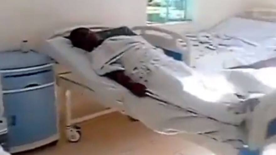 Video: en Kenia, más de cien alumnas de un colegio no pueden caminar por una 'enfermedad extraña'