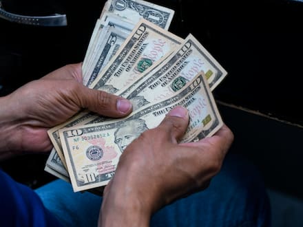 ¿Efecto De la Espriella? El dólar cae y las bolsas suben por reducción en la percepción de riesgo país