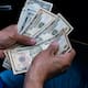¿Efecto De la Espriella? El dólar cae y las bolsas suben por reducción en la percepción de riesgo país