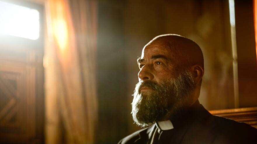 'Estoy muerto, pero en una serie de Álex de la Iglesia eso da para mucho'