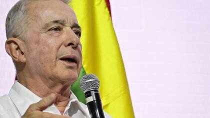 Expresidente Uribe denuncia que desde el Gobierno se enviaron mensajes que instigaron el asesinato de Miguel Uribe