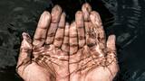 ¿Por qué salen arrugas en los dedos por el agua? Científicos buscaron su respuesta y es sorprendente el resultado